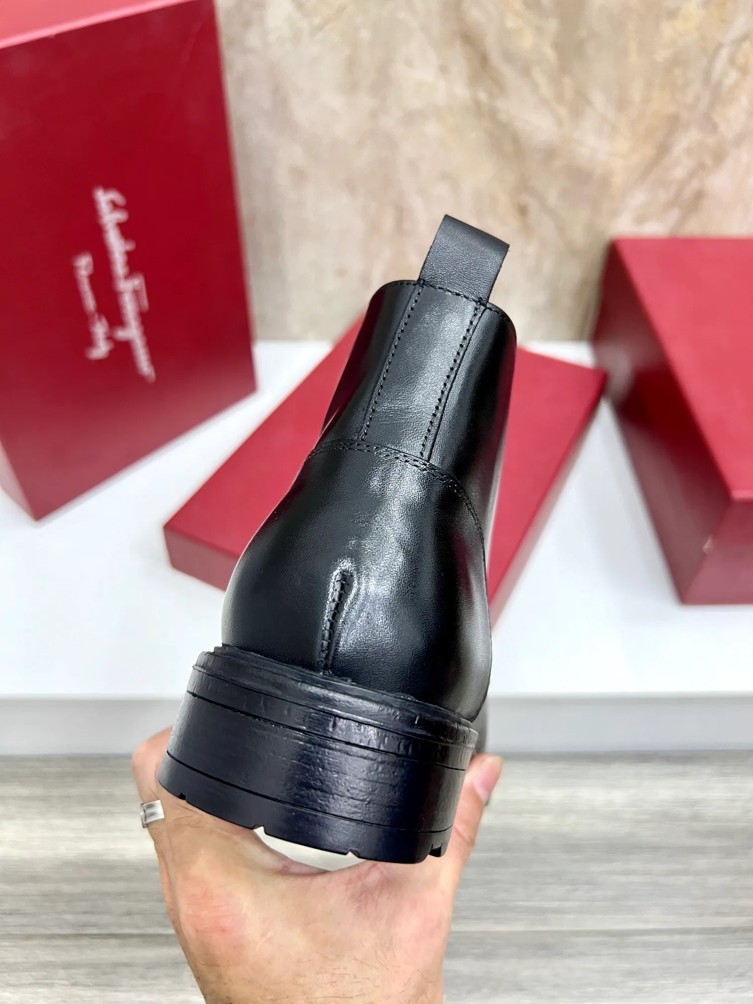 Original order quality: Men's shoes 💰700 Brand: Ferragamo (Ferragamo) One size larger: Men's size 38-44 (45 customized) Grade: Same style as the official website High-end men's shoes Material: Original cowhide, cowhide lining, original outsole Style category: Chelsea men's boots Fashion trend Color: Actual picture